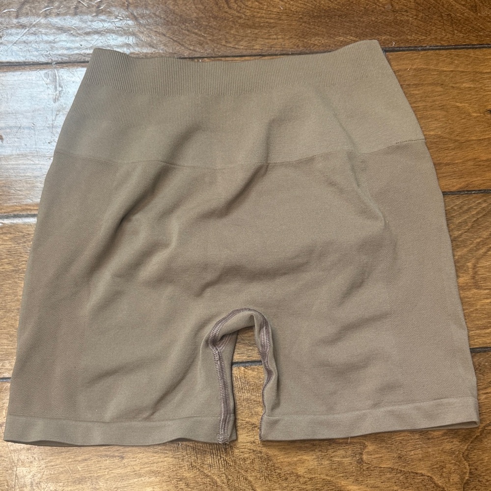 Alphalete Amplify Scrunch Shorts Chai High Rise